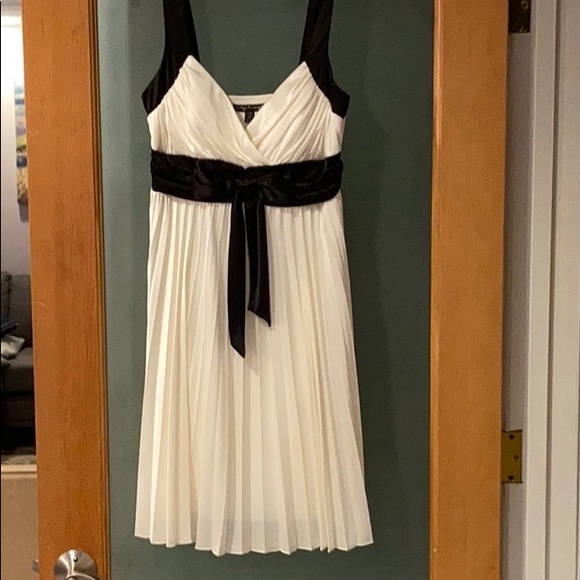Cream and black silky dress - Picture 2 of 11